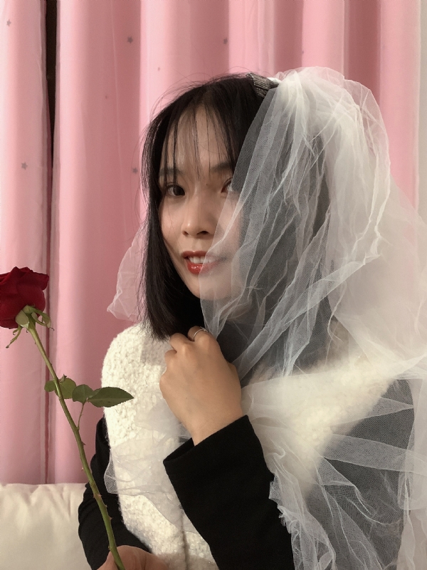 持紫菜包饭的女孩的第一张照片--福安交友网